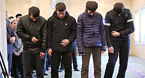 The young men who set the ziyart of Saint Yangulbi-Sheikh Khadzhi Dokhtukaev on fire. Photo: http://grozny-inform.ru/news/society/66542/