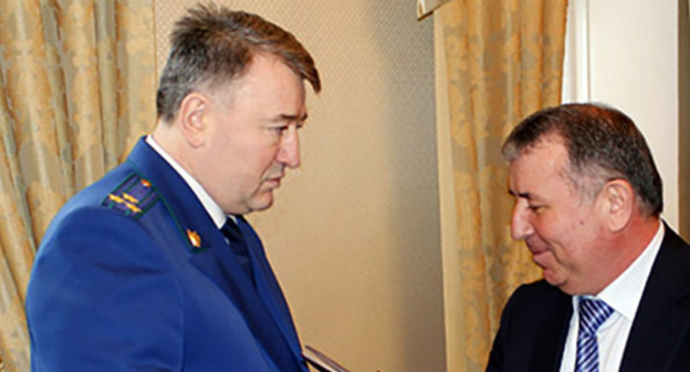 Magomed Orudjev (to the left). Photo: http://dagpravda.ru/rubriki/politika/14632/ Magomed Orudjev (to the left). Photo: http://dagpravda.ru/rubriki/politika/14632/