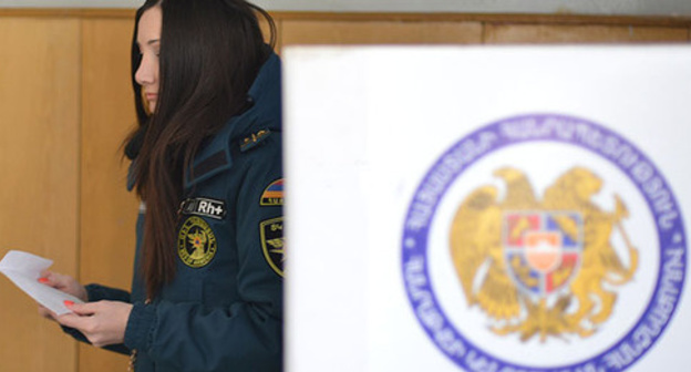 At the polling station at the referendum. December 2015. Photo www.panarminian.net At the polling station at the referendum. December 2015. Photo www.panarminian.net