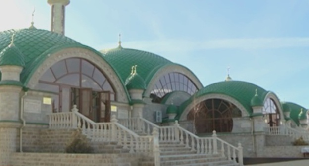 Entrance to the mosque in the village of Sernovodskaya. Photo: , the Chechen State TV and Radio Company "Grozny", YouTube.com