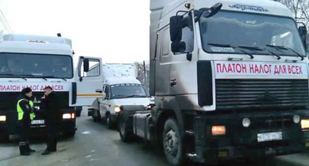 Truck drivers protest action, December 2015. Photo: Mariay Kostayeva (RFE/RL)