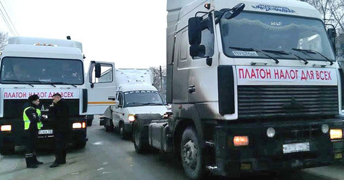 Truck drivers protest action, December 2015. Photo: Mariay Kostayeva (RFE/RL) Truck drivers protest action, December 2015. Photo: Mariay Kostayeva (RFE/RL)