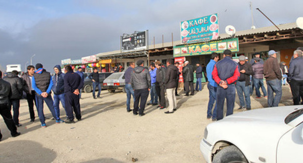 Truck drivers protest in Manas, Dagestan, November 23, 2015. Photo by Ruslan Alibekov for the ‘Caucasian Knot’. Truck drivers protest in Manas, Dagestan, November 23, 2015. Photo by Ruslan Alibekov for the ‘Caucasian Knot’.