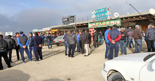 Truck drivers protest in Manas, Dagestan, November 23, 2015. Photo by Ruslan Alibekov for the ‘Caucasian Knot’. Truck drivers protest in Manas, Dagestan, November 23, 2015. Photo by Ruslan Alibekov for the ‘Caucasian Knot’.