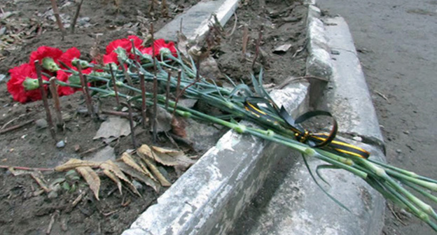 Flowers laid in memory of people killed in the explosion at a residential building in Volgograd. Photo by Vyacheslav Yaschenko for the ‘Caucasian Knot’. Flowers laid in memory of people killed in the explosion at a residential building in Volgograd. Photo by Vyacheslav Yaschenko for the ‘Caucasian Knot’.