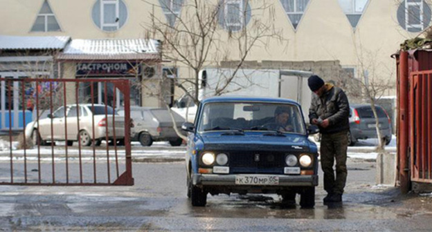 Entrance to the market in Khasavyurt. Photo: Kamil Khunkerov, http://www.odnoselchane.ru/?page=photos_of_category§=66&pg=1&com=photogallery Entrance to the market in Khasavyurt. Photo: Kamil Khunkerov, http://www.odnoselchane.ru/?page=photos_of_category§=66&pg=1&com=photogallery