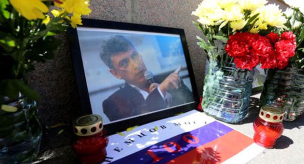 Flowers and portrait of Boris Nemtsov at the murder site. Photo: Ivan Trefilov (RFE/RL) Flowers and portrait of Boris Nemtsov at the murder site. Photo: Ivan Trefilov (RFE/RL)