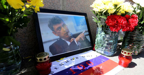 Flowers and portrait of Boris Nemtsov at the murder site. Photo: Ivan Trefilov (RFE/RL)