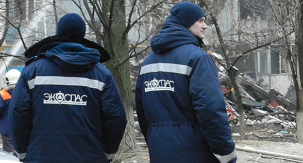 Ministry for Emergencies officers at the site of explosion at a residential building inVolgograd, December 20, 2015. Photo by Tatiana Filimonova for the ‘Caucasian Knot’. Ministry for Emergencies officers at the site of explosion at a residential building inVolgograd, December 20, 2015. Photo by Tatiana Filimonova for the ‘Caucasian Knot’.
