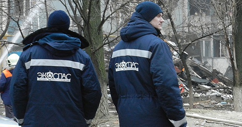 Ministry for Emergencies officers at the site of explosion at a residential building inVolgograd, December 20, 2015. Photo by Tatiana Filimonova for the ‘Caucasian Knot’.