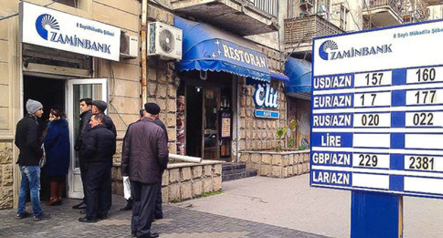 A queue in a bank. Baku, December 2015. Photo by Aziz Karimov for the "Caucasian Knot" A queue in a bank. Baku, December 2015. Photo by Aziz Karimov for the "Caucasian Knot"