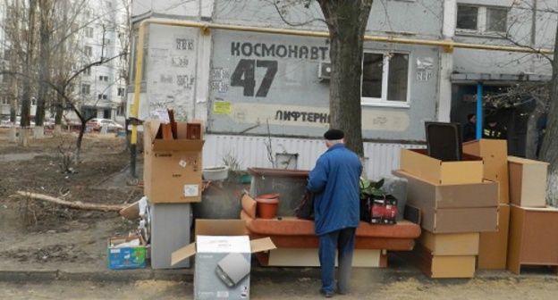 The removal of the belongings of the tenants of the destroyed house in Volgograd. December 25, 2015. Photo by Tatyana Filimonova for the "Caucasian Knot" The removal of the belongings of the tenants of the destroyed house in Volgograd. December 25, 2015. Photo by Tatyana Filimonova for the "Caucasian Knot"