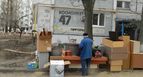 The removal of the belongings of the tenants of the destroyed house in Volgograd. December 25, 2015. Photo by Tatyana Filimonova for the "Caucasian Knot" The removal of the belongings of the tenants of the destroyed house in Volgograd. December 25, 2015. Photo by Tatyana Filimonova for the "Caucasian Knot"