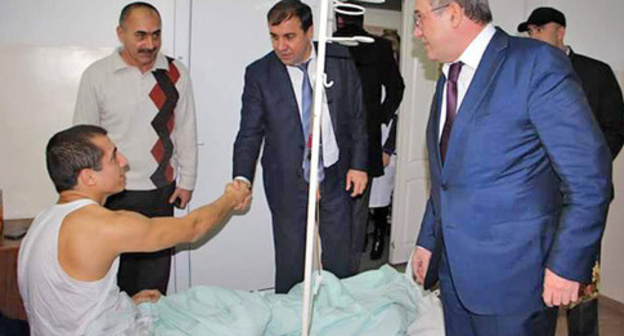 The victims were visited by Malik Bagliev, the head of the city district "Derbent" (to the right), and Magomed Djelilov, the head of the Derbent District. Derbent, January 2, 2016. Photo by Tatyana Gantimurova for the "Caucasian Knot" The victims were visited by Malik Bagliev, the head of the city district "Derbent" (to the right), and Magomed Djelilov, the head of the Derbent District. Derbent, January 2, 2016. Photo by Tatyana Gantimurova for the "Caucasian Knot"