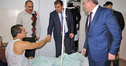 The victims were visited by Malik Bagliev, the head of the city district "Derbent" (to the right), and Magomed Djelilov, the head of the Derbent District. Derbent, January 2, 2016. Photo by Tatyana Gantimurova for the "Caucasian Knot" The victims were visited by Malik Bagliev, the head of the city district "Derbent" (to the right), and Magomed Djelilov, the head of the Derbent District. Derbent, January 2, 2016. Photo by Tatyana Gantimurova for the "Caucasian Knot"