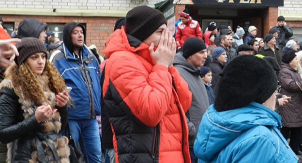Tenants of the blasted residential building and their neighbours after the explosion, Volgograd, December 20, 2015. Photo by Tatiana Filimonova for the ‘Caucasian Knot’. 