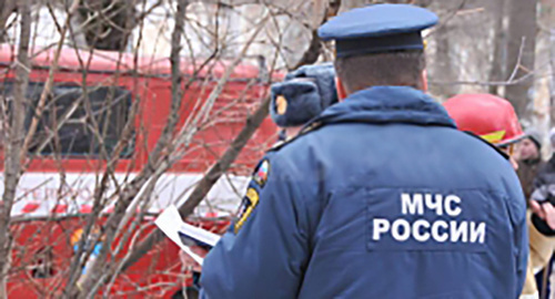 Ministry for Emergencies employee during fire extinguishing. Photo: http://30.mchs.gov.ru/operationalpage/operational/item/3359298/ Ministry for Emergencies employee during fire extinguishing. Photo: http://30.mchs.gov.ru/operationalpage/operational/item/3359298/