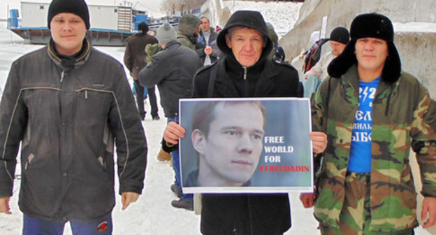 Activists of "Russians of Astrakhan" movement hold a picket in support of Ildar Dadin, Astrakhan, January 7, 2016. Photo by Elena Grebenyuk for the ‘Caucasian Knot’. Activists of "Russians of Astrakhan" movement hold a picket in support of Ildar Dadin, Astrakhan, January 7, 2016. Photo by Elena Grebenyuk for the ‘Caucasian Knot’.