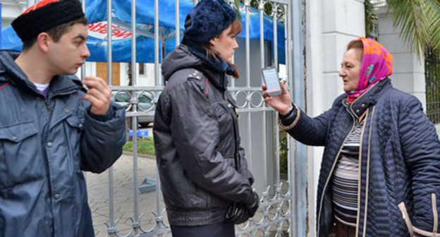 Policemen and Cossacks block the main entrance to the Temple of Archangel Michael, Sochi, January 7, 2016. Photo by Svetlana Kravchenko for the ‘Caucasian Knot’. Policemen and Cossacks block the main entrance to the Temple of Archangel Michael, Sochi, January 7, 2016. Photo by Svetlana Kravchenko for the ‘Caucasian Knot’.