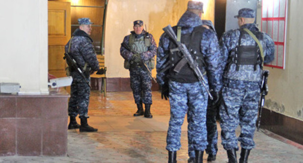 Law enforcers. Photo by Magomed Magomedov for the ‘Caucasian Knot’. Law enforcers. Photo by Magomed Magomedov for the ‘Caucasian Knot’.