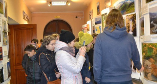 Visitors of tThe exhibition "Images of Old and New Sochi", January 7, 2016. Photo by Svetlana Kravchenko for the ‘Caucasian Knot’. Visitors of tThe exhibition "Images of Old and New Sochi", January 7, 2016. Photo by Svetlana Kravchenko for the ‘Caucasian Knot’.