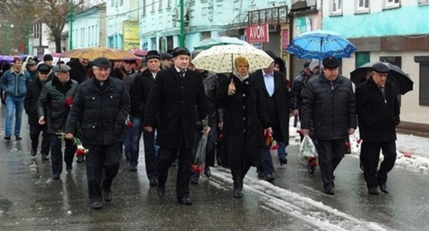 The participants of the rally. Photo: http://flnka.ru/novosti/11982-bolee-500-zhiteley-kizlyara-proveli-miting-v-godovschinu-vooruzhennogo-napadeniya-na-gorod-otryada-radueva.html The participants of the rally. Photo: http://flnka.ru/novosti/11982-bolee-500-zhiteley-kizlyara-proveli-miting-v-godovschinu-vooruzhennogo-napadeniya-na-gorod-otryada-radueva.html