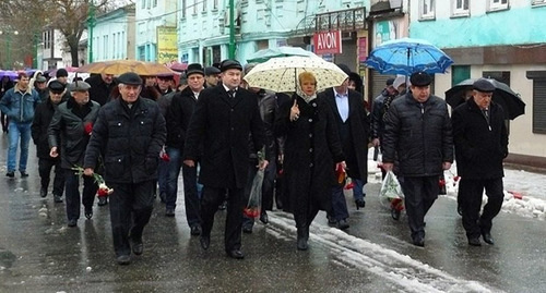 The participants of the rally. Photo: http://flnka.ru/novosti/11982-bolee-500-zhiteley-kizlyara-proveli-miting-v-godovschinu-vooruzhennogo-napadeniya-na-gorod-otryada-radueva.html The participants of the rally. Photo: http://flnka.ru/novosti/11982-bolee-500-zhiteley-kizlyara-proveli-miting-v-godovschinu-vooruzhennogo-napadeniya-na-gorod-otryada-radueva.html
