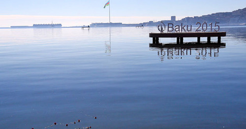 Flowers brought to the sea by the residents of Baku during the mourning for the deceased oilmen from the platform. Baku, December 6, 2015. Photo by Aziz Karimov for the "Caucasian Knot" Flowers brought to the sea by the residents of Baku during the mourning for the deceased oilmen from the platform. Baku, December 6, 2015. Photo by Aziz Karimov for the "Caucasian Knot"