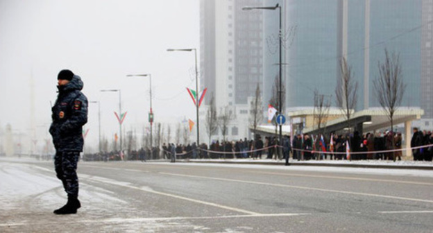 A policeman in a street of Grozny. Photo by Magomed Magomedov for the "Caucasian Knot" A policeman in a street of Grozny. Photo by Magomed Magomedov for the "Caucasian Knot"