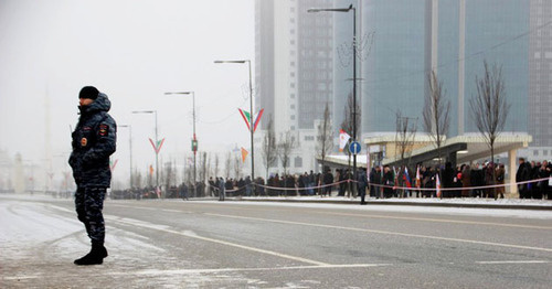 A policeman in a street of Grozny. Photo by Magomed Magomedov for the "Caucasian Knot" A policeman in a street of Grozny. Photo by Magomed Magomedov for the "Caucasian Knot"