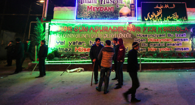 Imam Huseyn Square. The villagers are laying down stones and bars. Nardaran, November 26, 2015. Photo by Aziz Karimov for the "Caucasian Knot" Imam Huseyn Square. The villagers are laying down stones and bars. Nardaran, November 26, 2015. Photo by Aziz Karimov for the "Caucasian Knot"