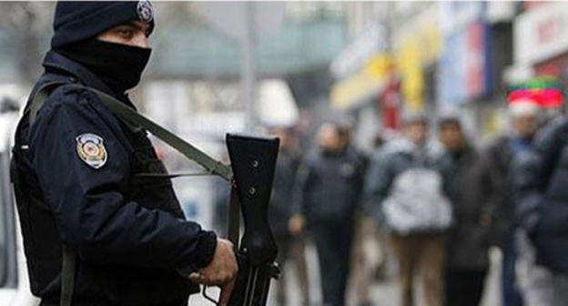 Security service officer in Turkey. Photo: http://www.ahewar.org/news/s.news.asp?nid=1512041 Security service officer in Turkey. Photo: http://www.ahewar.org/news/s.news.asp?nid=1512041