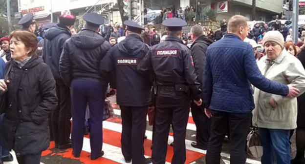 The police pushed protesting pensioners in Sochi on sidewalk. Photo: © Maks Portal / Mariya Spiridonova, http://maks-portal.ru/ekonomika/foto/pensionery-v-sochi-perekryli-centralnuyu-ulicu-foto The police pushed protesting pensioners in Sochi on sidewalk. Photo: © Maks Portal / Mariya Spiridonova, http://maks-portal.ru/ekonomika/foto/pensionery-v-sochi-perekryli-centralnuyu-ulicu-foto