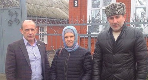 Kusama Maskhadova with the deputies of the Chechen parliament Magomed Khanbiev and Idris Gaibov. Photo: Grozny-inform.ru Kusama Maskhadova with the deputies of the Chechen parliament Magomed Khanbiev and Idris Gaibov. Photo: Grozny-inform.ru