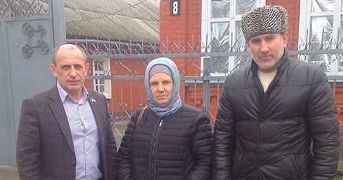 Kusama Maskhadova with the deputies of the Chechen parliament Magomed Khanbiev and Idris Gaibov. Photo: Grozny-inform.ru Kusama Maskhadova with the deputies of the Chechen parliament Magomed Khanbiev and Idris Gaibov. Photo: Grozny-inform.ru