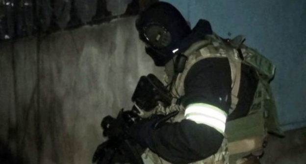 Special service agent at the place of special operation in Nalchik, January 16, 2016. Photo: http://nac.gov.ru/nakmessage/2016/01/16/v-nalchike-v-chastnom-dome-blokirovan-bandit.html Special service agent at the place of special operation in Nalchik, January 16, 2016. Photo: http://nac.gov.ru/nakmessage/2016/01/16/v-nalchike-v-chastnom-dome-blokirovan-bandit.html