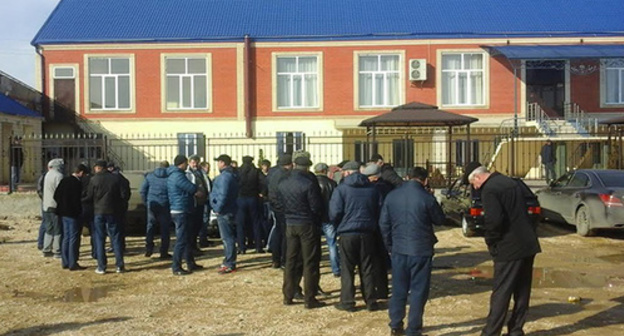 Truck drivers gather to discuss measures to protect their rights in Dagestani village of Manaskent. Photo by Murad Muradov for the ‘Caucasian Knot’. Truck drivers gather to discuss measures to protect their rights in Dagestani village of Manaskent. Photo by Murad Muradov for the ‘Caucasian Knot’.
