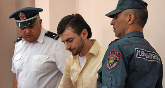 Yke Kyuregyan (centre) in the courtroom. Photo: http://hetq.am/rus/news/62561/aiyk-kyuregyan-na-etot-raz-ne-viybete-ya-14-let-sidet-ne-budu.html Yke Kyuregyan (centre) in the courtroom. Photo: http://hetq.am/rus/news/62561/aiyk-kyuregyan-na-etot-raz-ne-viybete-ya-14-let-sidet-ne-budu.html