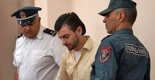 Yke Kyuregyan (centre) in the courtroom. Photo: http://hetq.am/rus/news/62561/aiyk-kyuregyan-na-etot-raz-ne-viybete-ya-14-let-sidet-ne-budu.html