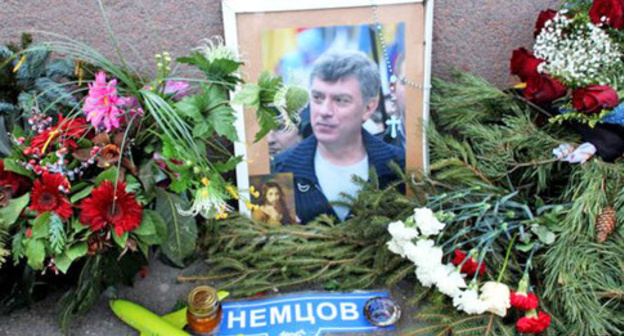 Flowers and portrait at the place of Boris Nemtsov murder, Moscow. Photo: Mumin Shakirov (RFE/RL) Flowers and portrait at the place of Boris Nemtsov murder, Moscow. Photo: Mumin Shakirov (RFE/RL)