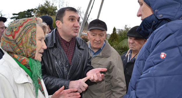 The participants of the rally in Sochi demand to solve their housing problems. Photo by Svetlana Kravchenko for the "Caucasian Knot" The participants of the rally in Sochi demand to solve their housing problems. Photo by Svetlana Kravchenko for the "Caucasian Knot"