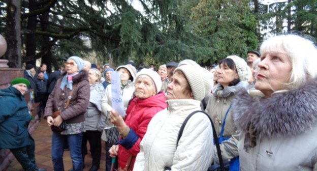 Pensioners at the protest action in Sochi. January 15, 2016. Photo by Svetlana Kravchenko for the "Caucasian Knot"
