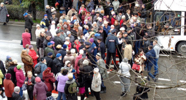 Sochi pensioners blocked the street close to the Mayoralty. January 15, 2016. Photo by Svetlana Kravchenko for the "Caucasian Knot" Sochi pensioners blocked the street close to the Mayoralty. January 15, 2016. Photo by Svetlana Kravchenko for the "Caucasian Knot"