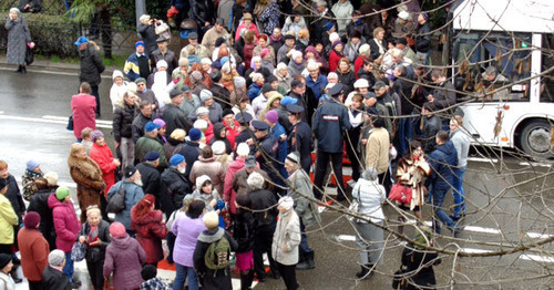 Sochi pensioners blocked the street close to the Mayoralty. January 15, 2016. Photo by Svetlana Kravchenko for the "Caucasian Knot" Sochi pensioners blocked the street close to the Mayoralty. January 15, 2016. Photo by Svetlana Kravchenko for the "Caucasian Knot"