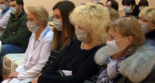 Sochi residents at the lecture on the measures to avoide influenza. Photo: http://www.blogsochi.ru/content/sochintsam-rasskazali-kak-ne-zabolet-grippom Sochi residents at the lecture on the measures to avoide influenza. Photo: http://www.blogsochi.ru/content/sochintsam-rasskazali-kak-ne-zabolet-grippom