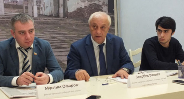 Muslim Omarov, the Deputy of the City Assembly of Buynaksk, Zairbek Valiev, the Deputy of the City Assembly of Buynaksk, blogger Gadzhi Nurutdinov (to the right). Photo by Patimat Makhmudova for the "Caucasian Knot" Muslim Omarov, the Deputy of the City Assembly of Buynaksk, Zairbek Valiev, the Deputy of the City Assembly of Buynaksk, blogger Gadzhi Nurutdinov (to the right). Photo by Patimat Makhmudova for the "Caucasian Knot"