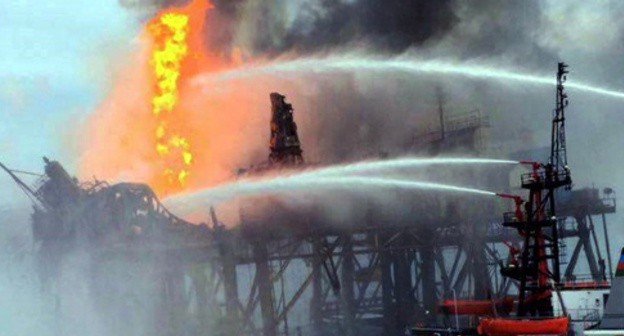 Extinguishing a fire on the oil platform "Gyuneshli". December 6, 2015. Photo: Facebook.com/MeydanTelevision
