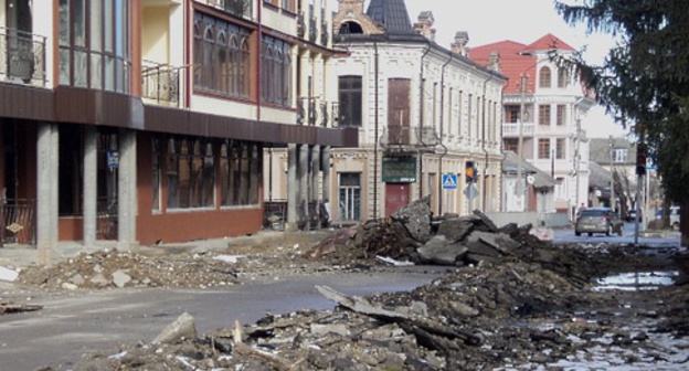 A blocked road in Kabardinskaya Street in Nalchik. January 30, 2016. Photo by Lyudmila Maratova for the "Caucasian Knot"