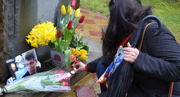 Boris Nemtsov's photo and flowers at the Memorial to victims of political repressions. Sochi, March 1, 2015. Photo by Svetlana Kravchenko for the "Caucasian Knot"
