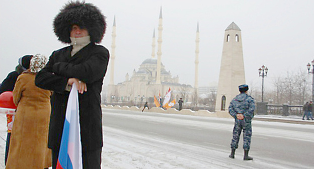 Grozny street during Olympic torch relay, January 28, 2014. Photo by Magomed Magomedov for the ‘Caucasian Knot’. Grozny street during Olympic torch relay, January 28, 2014. Photo by Magomed Magomedov for the ‘Caucasian Knot’.